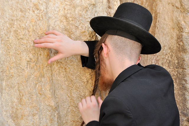 Jew praying at wailing wall - image Pixabay Jan den Ouden